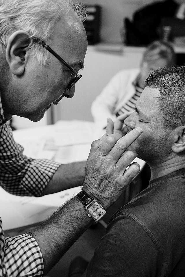 Ein Arzt von Médecins du Monde mit einem Patienten bei einer Sprechstunde in Luxemburg-Stadt