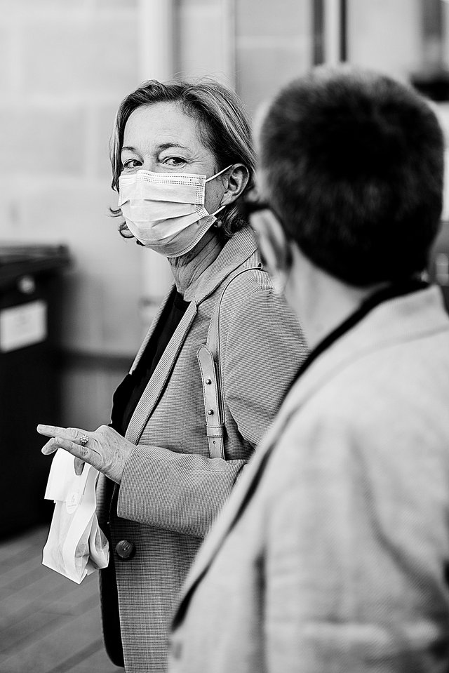 Die Gesundheitsministerin am Dienstag unterwegs zum Parlament