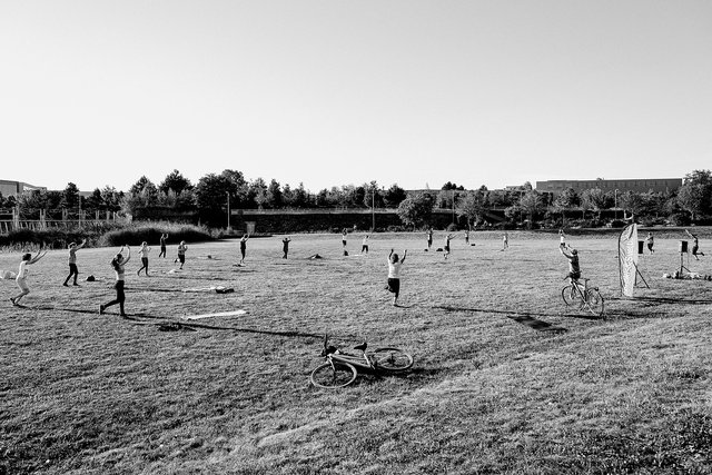 Eine Gymnastikgruppe während der Covid-Krise auf einer Wiese in Luxemburg-Kirchberg