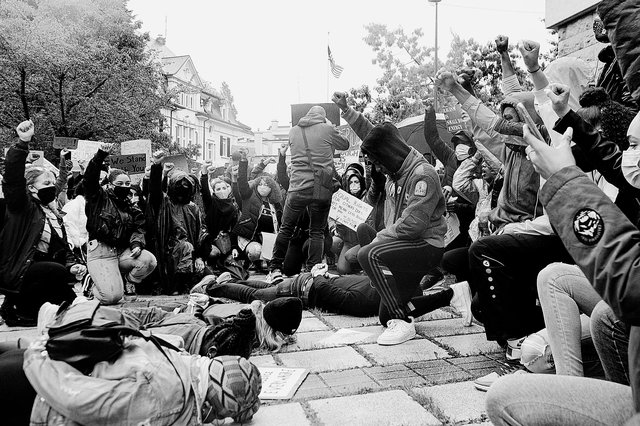 Manifestation de solidarité à Luxembourg, devant l'Ambassade des États-Unis, avec le mouvement Black Lives Matter le 5 juin 2020