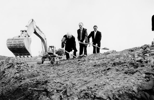 Erster Sapetnstich 1999 für das Hôpital Kirchberg: Erzbischof Fernand Franck, Raymond Lies, DP-Gesundheitsminister Carlo Wagner