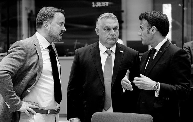 Xavier Bettel, Viktor Orban et Emmanuel Macron au sommet européen de mai 2022