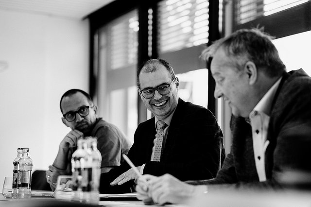 Alain Reuter (Mitte) und Marc Fries (rechts) am Sitz des FDC