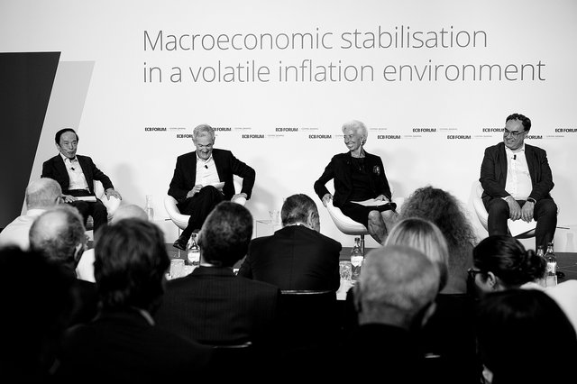 De dr. à g. : Andrew Bailey (Bank of England), Christine Lagarde (BCE), Jerome Powell (Fed) et Kazuo Ueda (Bank of Japan) à Sint