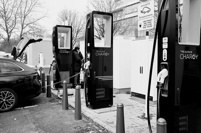 Anfang 2022 begann die Installation von Hochleistungs- Ladesäulen für Elektroautos. Hier auf dem Uni-Campus Kirchberg