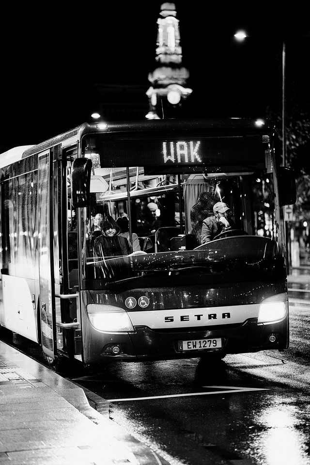 Mardi soir, au quai 105, le bus destiné à la WAK va partir