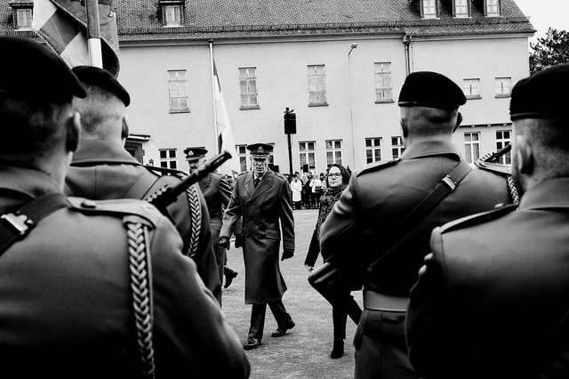 Verteidigungsministerin Yuriko Backes (DP) mit Generalstabschef Steve Thull bei der Vereidigung von Rekruten vergangene Woche au