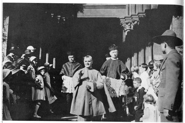 L’évêque Joseph Philippe (centre) entouré de Mgr Louis Hartmann et de l’abbé Jean Origer, à la sortie de l’église Saint-Joseph à