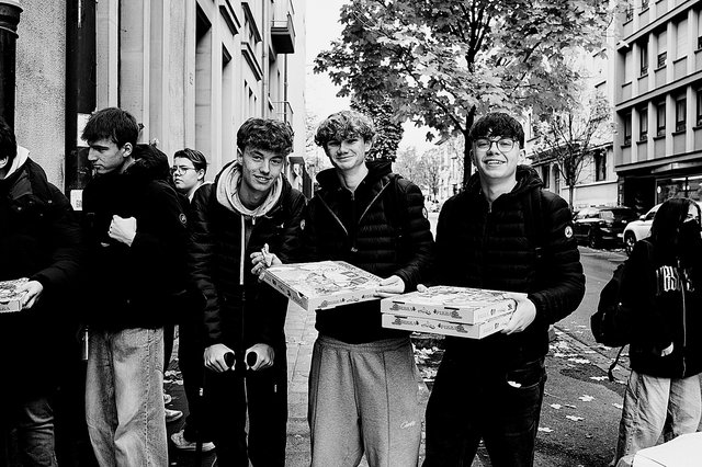 Schüler vor einem Pizza-Imbiss auf dem Limpertsberg