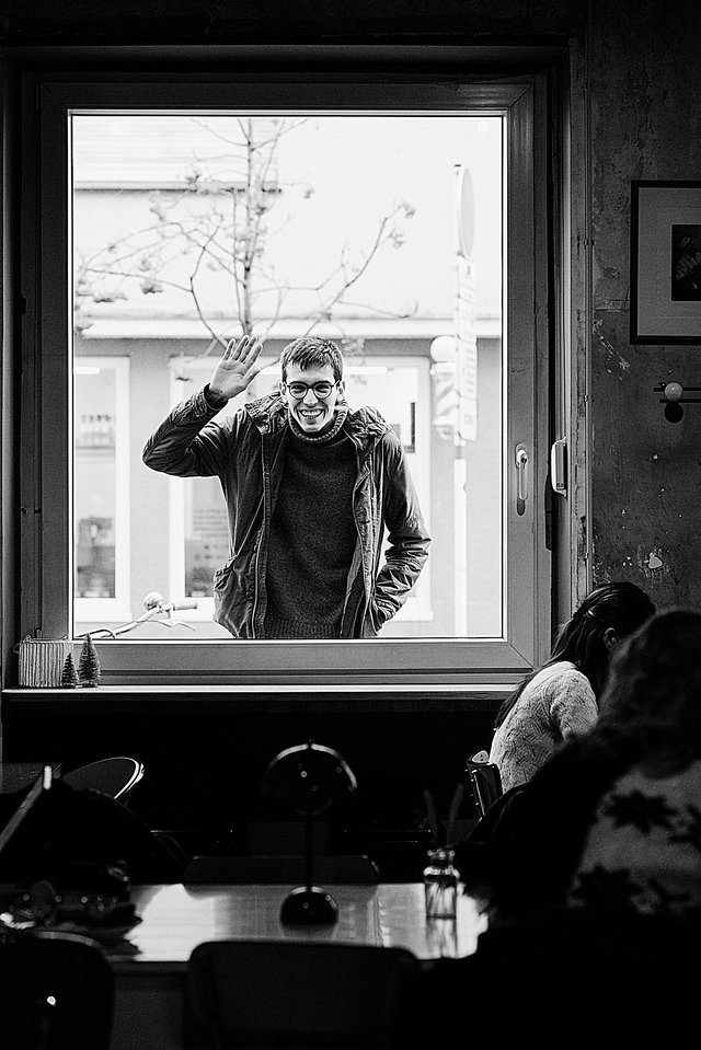 Olivier Cano devant le Café Florence dans  le quartier  de la Gare