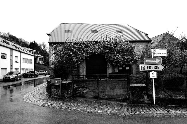 Eine Dorfstraße in Beckerich, Luxemburg