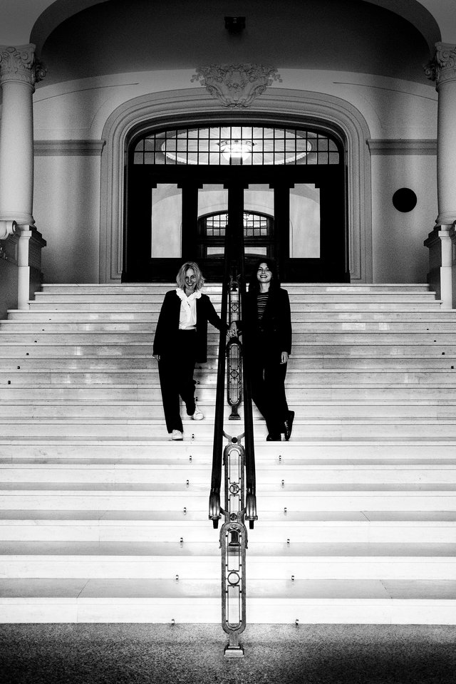 Camilla Cuppini  (à gauche) et Marion Vergin dans les escaliers du Cercle Cité