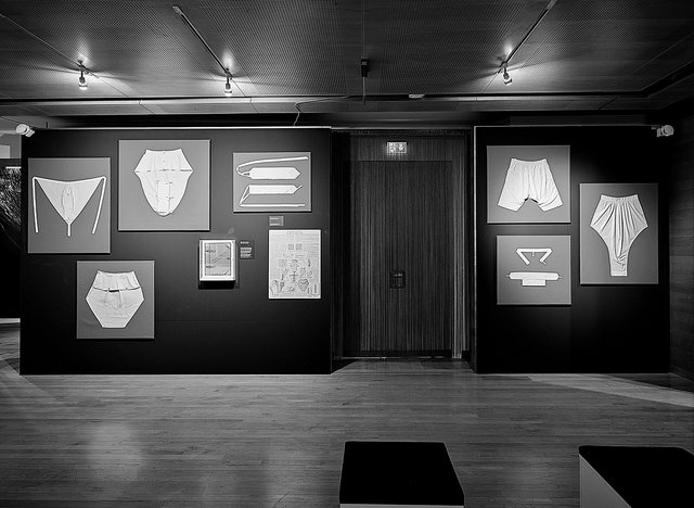 Rund 300 historische und zeitgenössische Objekte rund um Menstruation versammelt die Schau