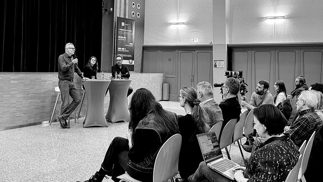 Jürgen Stoldt (l.) moderierte das Gespräch