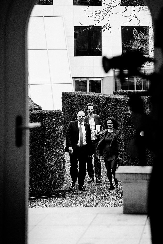 Pierre Ahlborn  et Livia Moretti, devant le secrétaire général Pierre Even, arrivent lundi matin à l’annexe de la Banque de Luxe