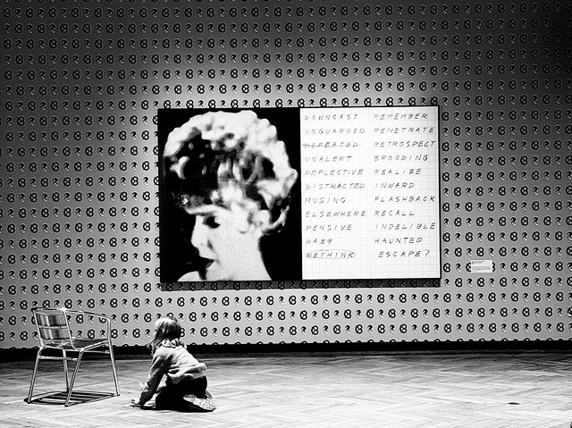 L’accrochage joue avec les différentes échelles