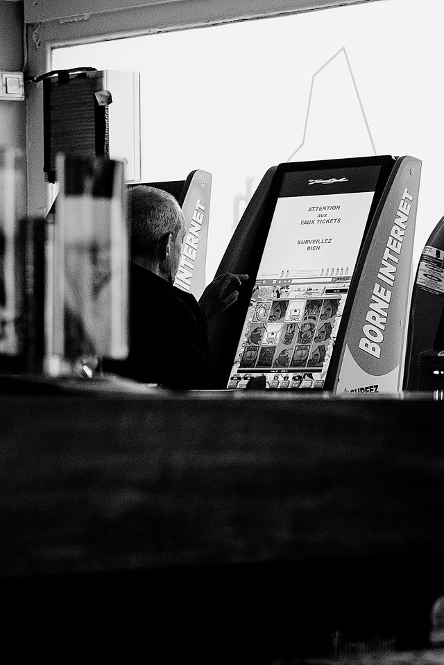 Les bornes donnent accès à des jeux  de hasard