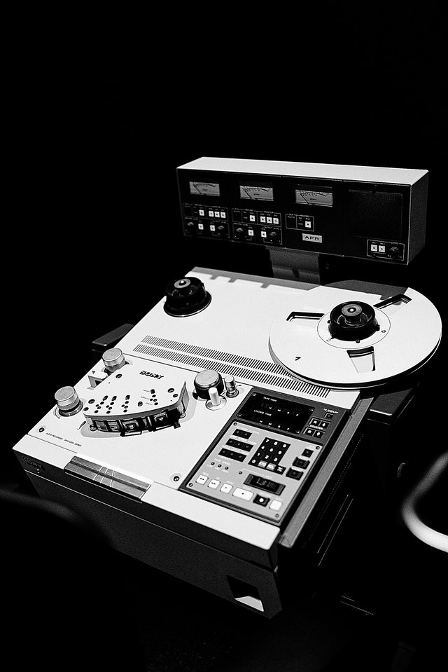 Ein analoges Tonbandgerät des CNA