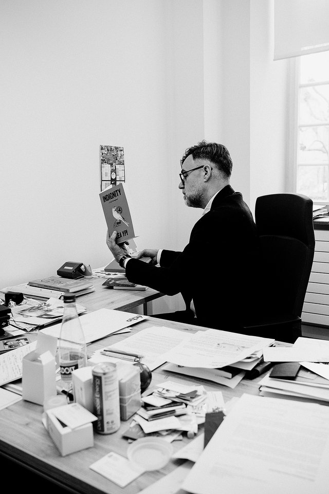 Franz Fayot, ce lundi dans son bureau à la fraction socialiste, tenant un exemplaire d’Indignity,  le dernier livre de  la philo