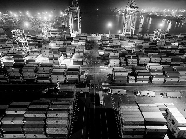 Le rangement des conteneurs dans  le port de Basrah,  en Iraq, affecté  par la fermeture  du détroit d’Ormuz