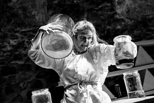 Anne Brione, entre comédienne  et alchimiste