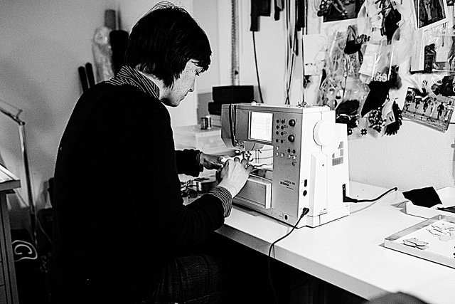 Anne-Marie Herckes dans son atelier