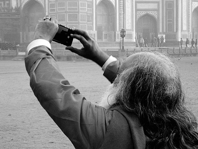 Un Hindou devant un monument musulman