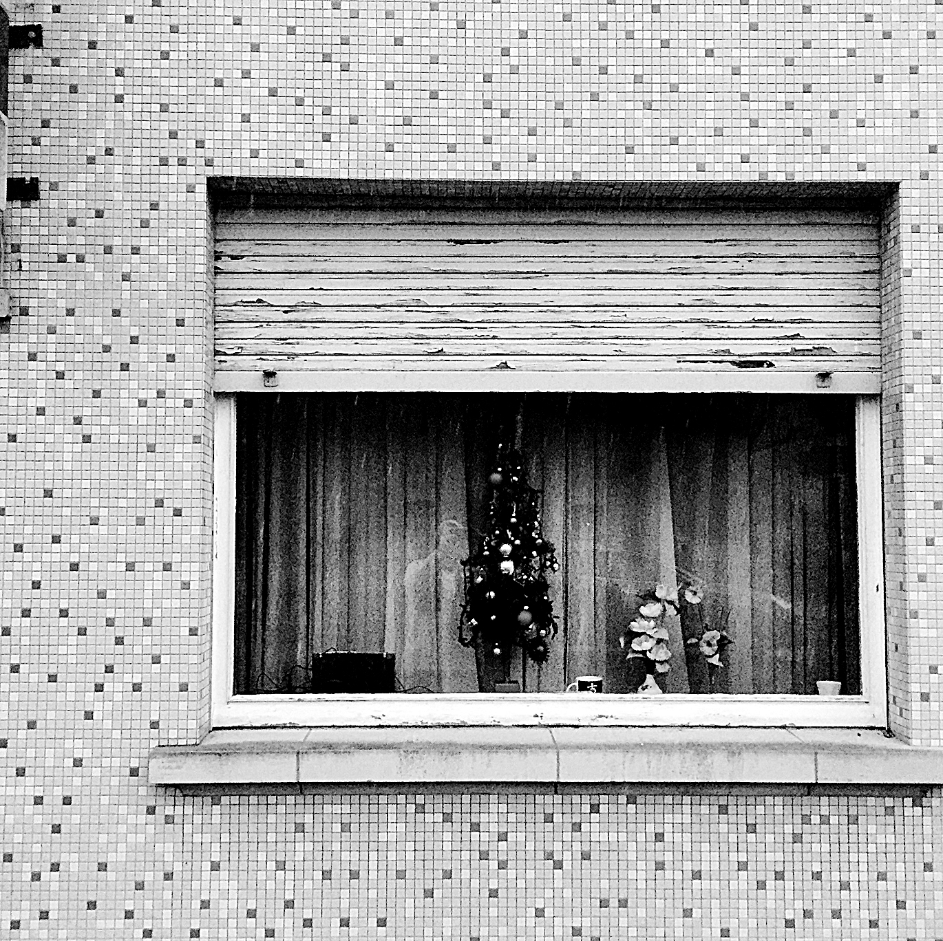 Ein Fenster mit Vorhängen