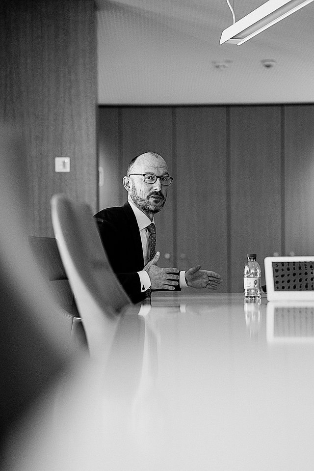 Claude Seywert im Gespräch am Konferenztisch bei Encevo in Esch