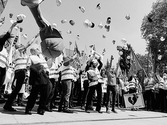 « No caps » skandierten die Mitarbeiter und warfen zum Protest Kappen in die Luft. Dann war die Mittagspause vorbei und sie kehr