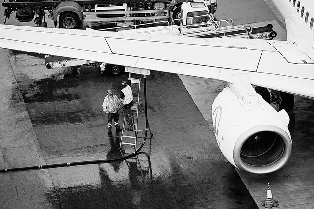 An einem Flughafen wird ein Flugzeug betankt