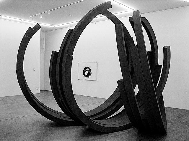 Une des sculptures de Bernar Venet à Wandhaff